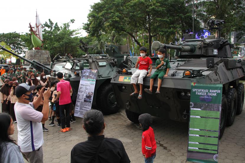 Warga Serbu Pameran Alutsista TNI AU di Makassar